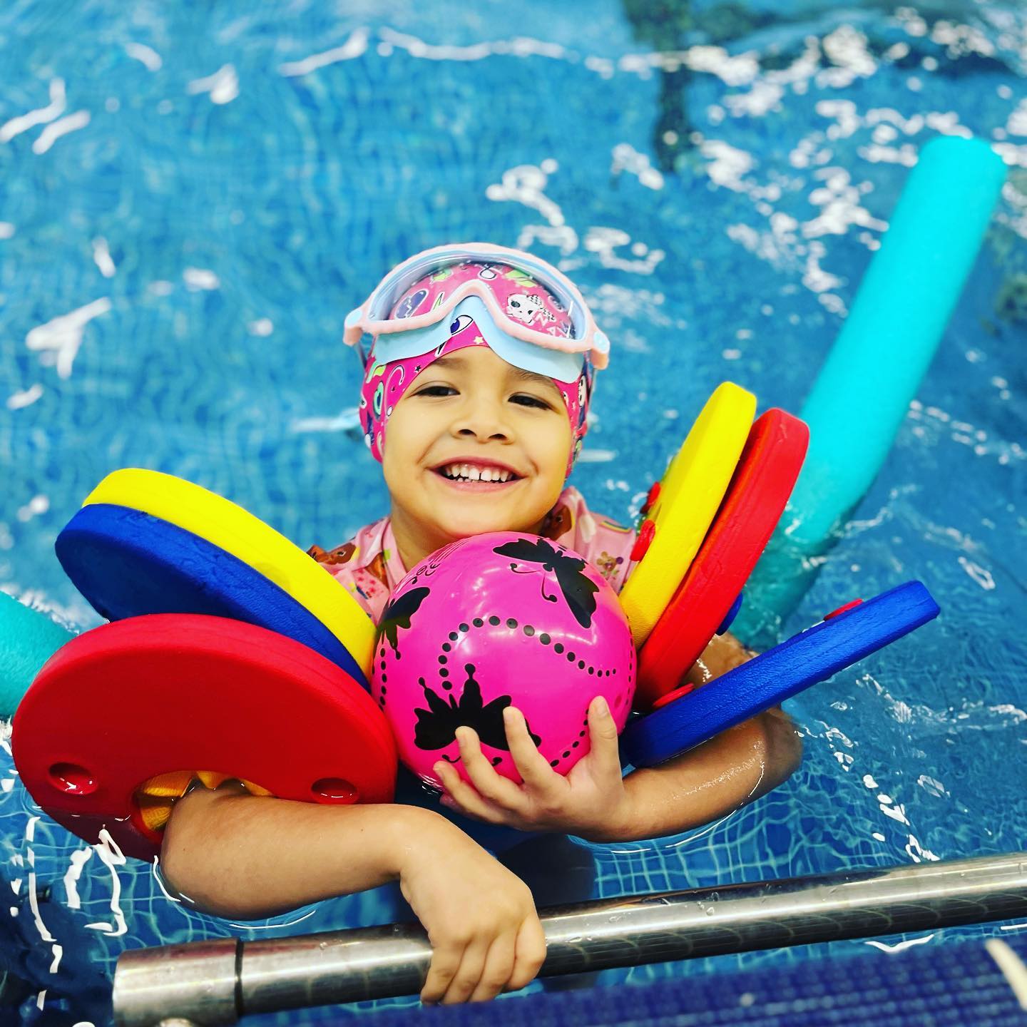 All little fish 🐠 welcome to join our swimming lessons every weekend#🏊‍♀️📍Wilnecote school. Tamworth 
#awimmingpool  #swimminglessons